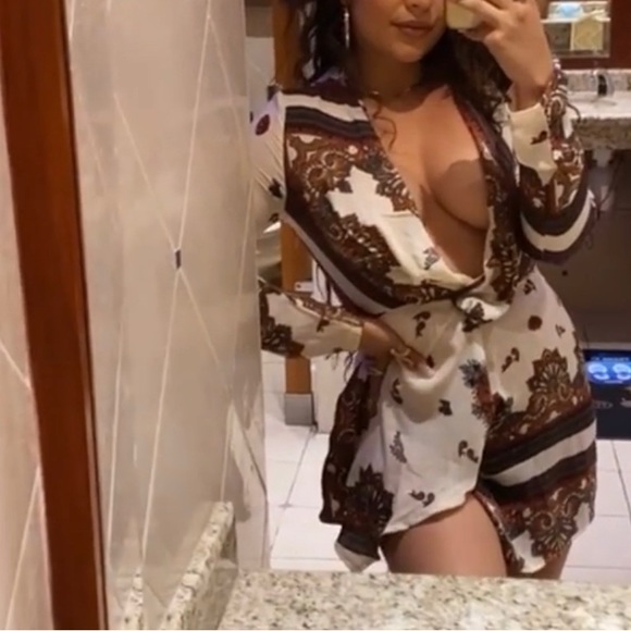 PrettyLittleThing White Printed Mini Silky Long Sleeved Wrap Dress NWT Size 8🤍 - Picture 9 of 9